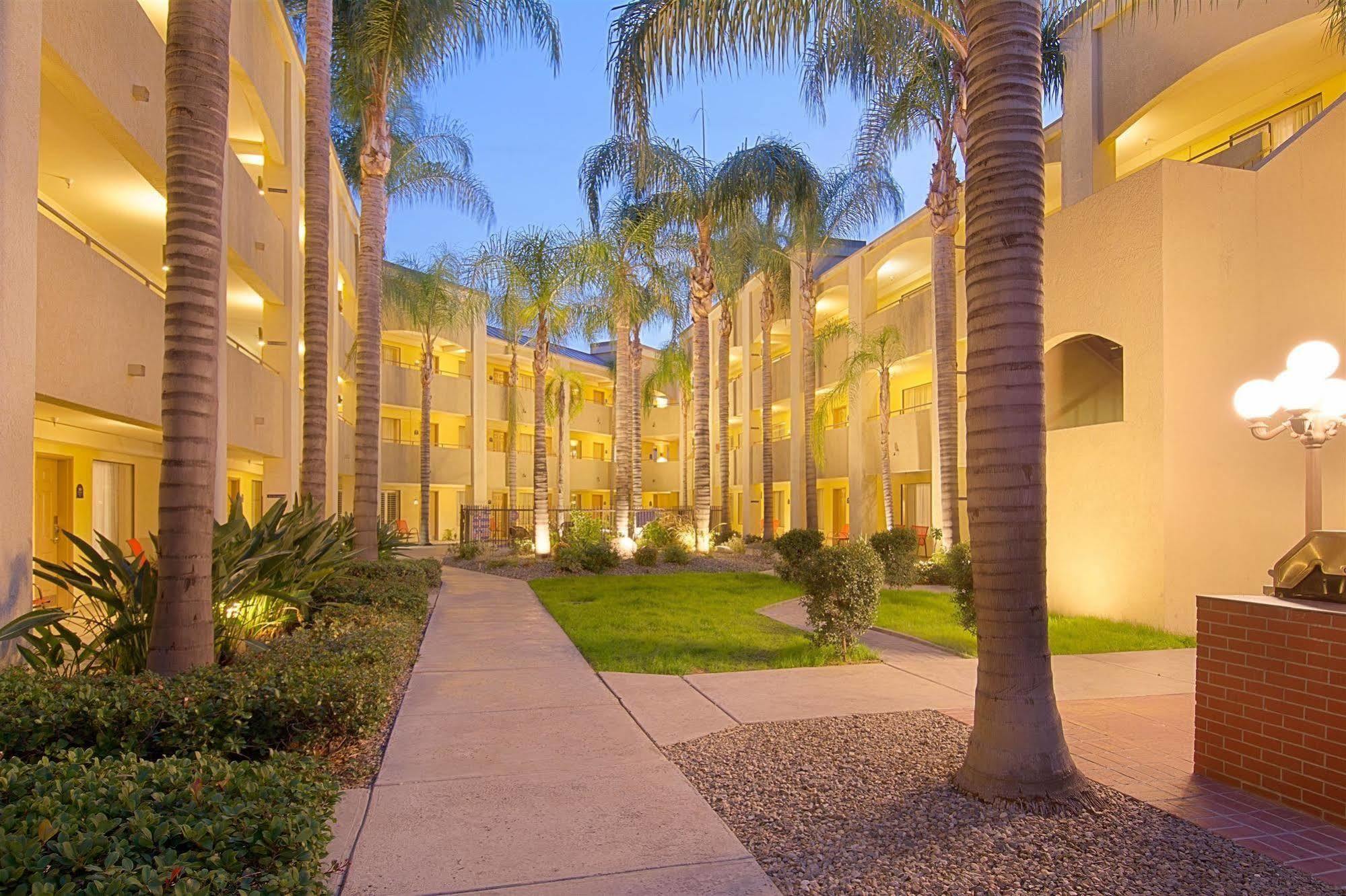 Hotel D'Lins Ontario Airport Luaran gambar